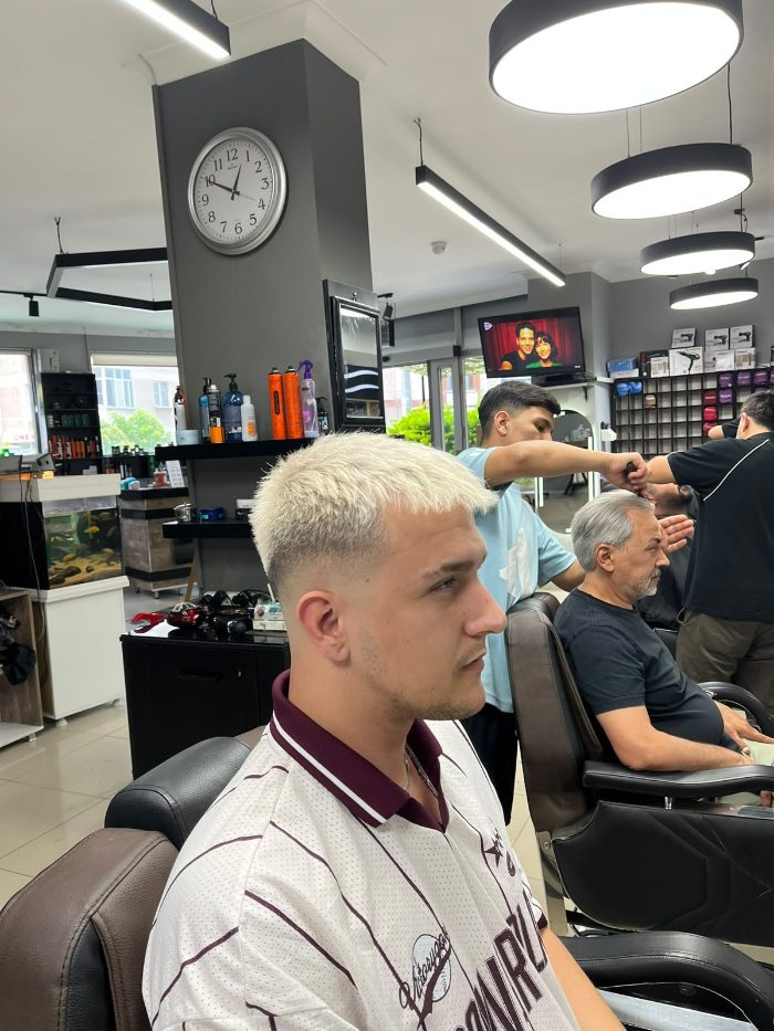 Platin sarısı boyalı kısa saç, salonumuzda