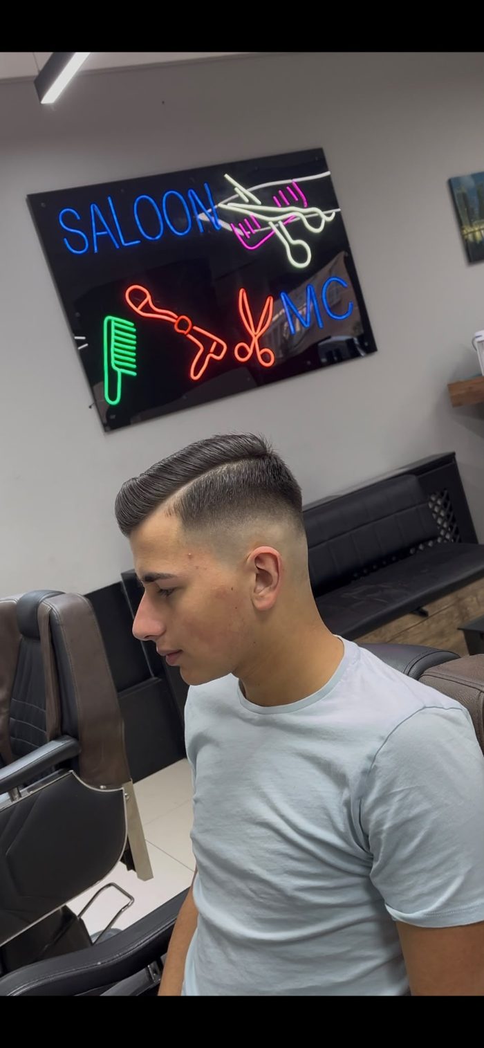 Kısa yanları sıfıra inen kesim, neon tabelamızın önünde